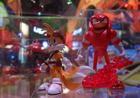 Knuckles with red ray & Tails Figure