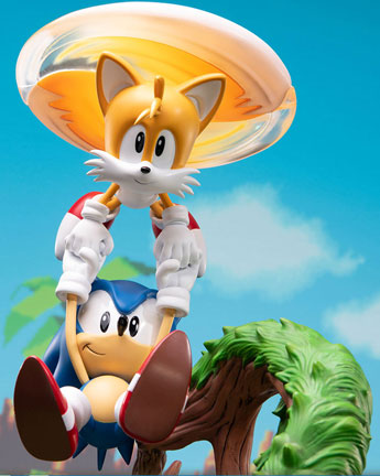 Sonic & Tails Carry Display Figures Close Up